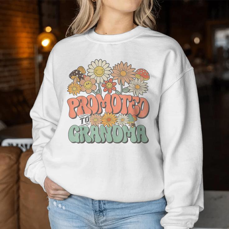 Promoted To Grandma Expecting Baby Daisy Groovy Wildflower レディーススウェットシャツ 面白い贈り物