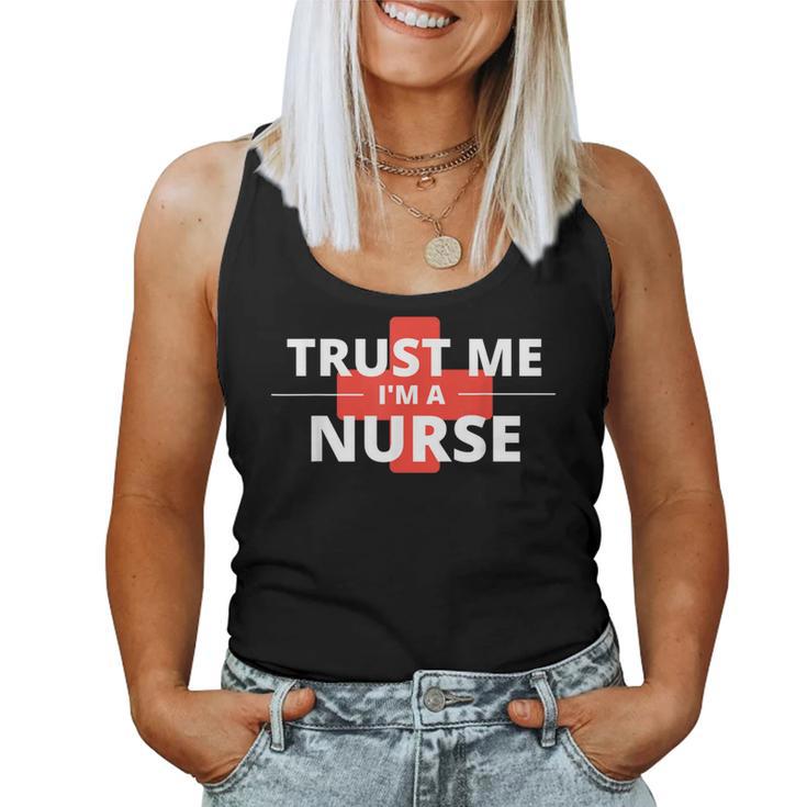 Trust Me Im A Nurseシャツは、すべての看護師、家族、友人に贈ることができます。 レディースタンクトップ