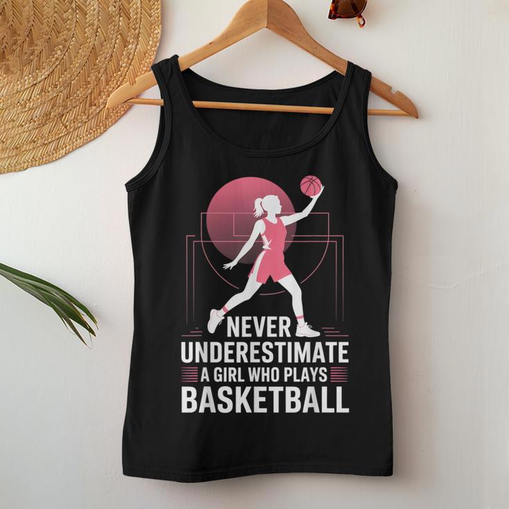 Hoops Never Underestimate A Girl Who Playing Basketball レディースタンクトップ 面白い贈り物