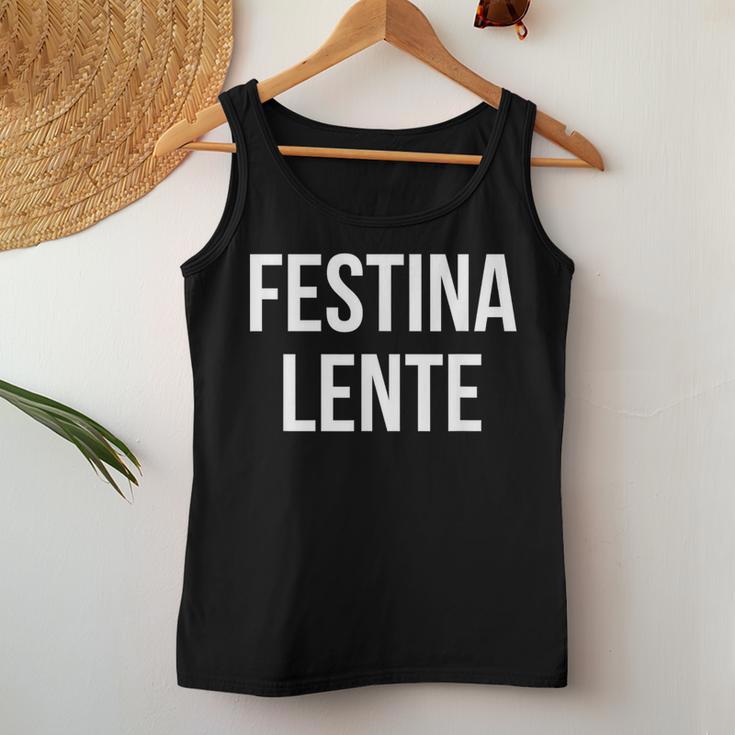 Make Hastelowly Festina Lente ラテン語インスピレーション引用 レディースタンクトップ 面白い贈り物