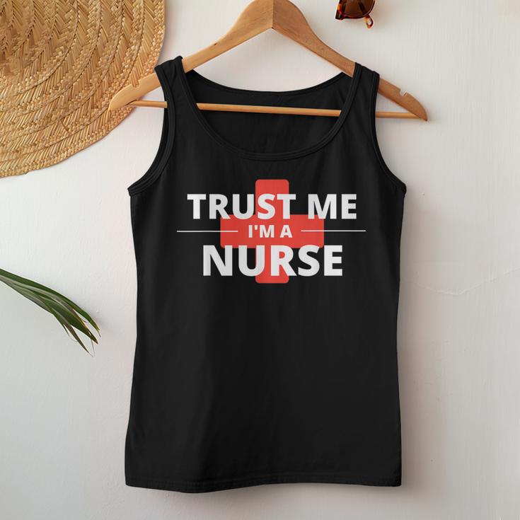 Trust Me Im A Nurseシャツは、すべての看護師、家族、友人に贈ることができます。 レディースタンクトップ 面白い贈り物