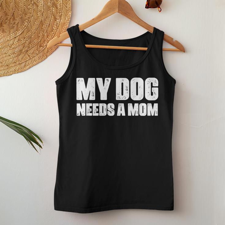 シングルファーザー 犬 お父さん 面白い My Dog Needs A Mom レディースタンクトップ 面白い贈り物
