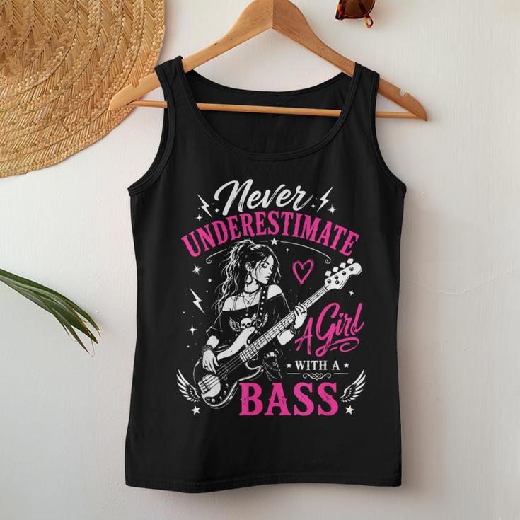 面白いギタリストの言葉 決して過小評価しない A Girl With A Bass レディースタンクトップ 面白い贈り物
