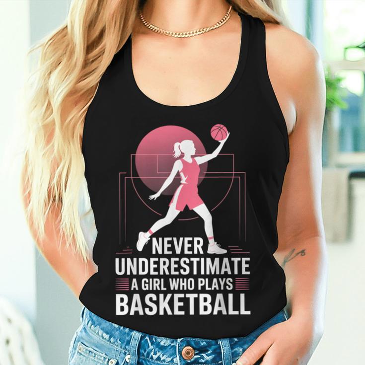 Hoops Never Underestimate A Girl Who Playing Basketball レディースタンクトップ 彼女への贈り物