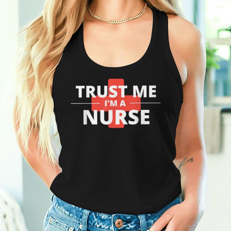 Trust Me Im A Nurseシャツは、すべての看護師、家族、友人に贈ることができます。 レディースタンクトップ 彼女への贈り物