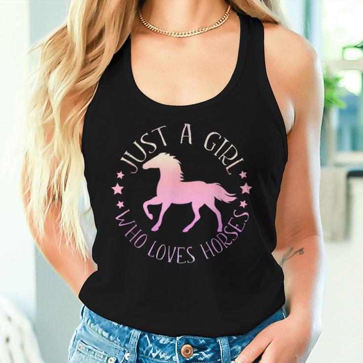 馬を愛するただの女の子乗馬のための面白い引用 レディースタンクトップ 彼女への贈り物