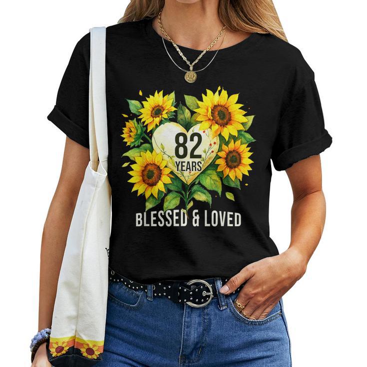 82歳 祝福された愛されたひまわりの花 ハート 82歳の誕生日 レディースTシャツ