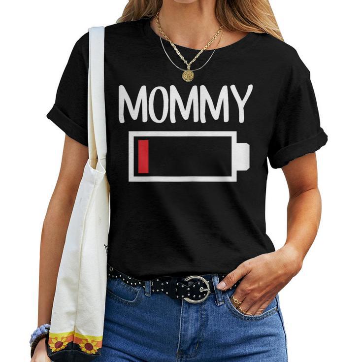 Mommy Low Battery Energy De Baja Energía Para Mamá Camiseta de mujer