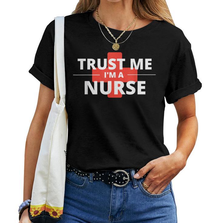 Trust Me Im A Nurseシャツは、すべての看護師、家族、友人に贈ることができます。 レディースTシャツ