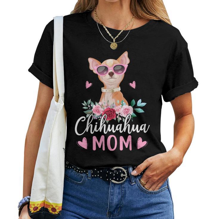 チワワの所有者のためのかわいいチワワのママサングラスの花 レディースTシャツ