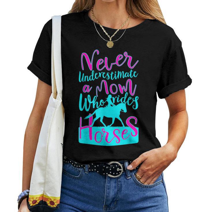 女の子のための馬に乗るお母さんのデザインを決して過小評価しないでください。 レディースTシャツ