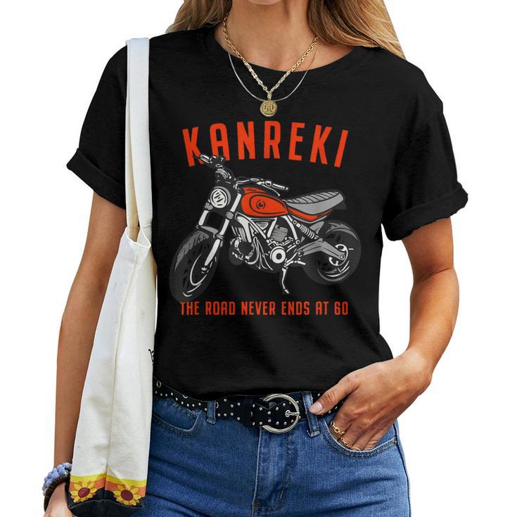 還暦祝い バイク好き 車好き 父 男性 女性 クラシック 60歳 The Road Never Ends At 60 レディースTシャツ