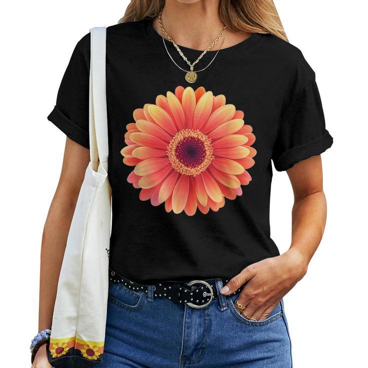 開花期のハンサムなガーベラの花 レディースTシャツ