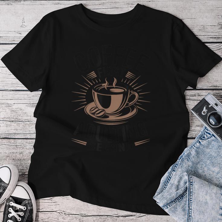 Coffee First コーヒー・コーヒー・ファースト・アダルト・セカンド・ファニー・オフィス・セイイング レディースTシャツ 面白い贈り物