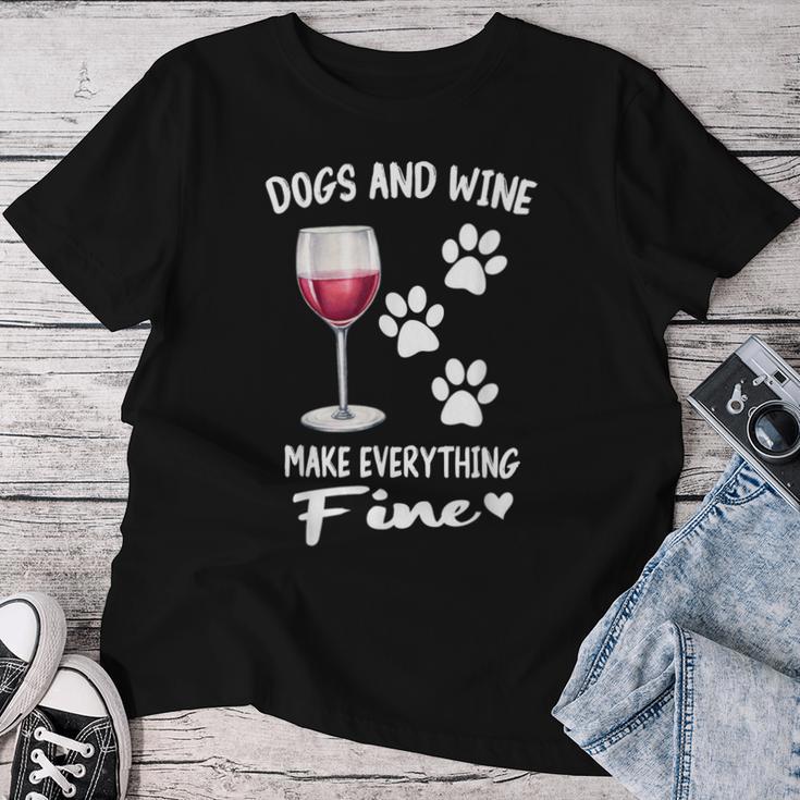 Dog And Wine Make Everything Fine Drinker Wine Puppy レディースTシャツ 面白い贈り物