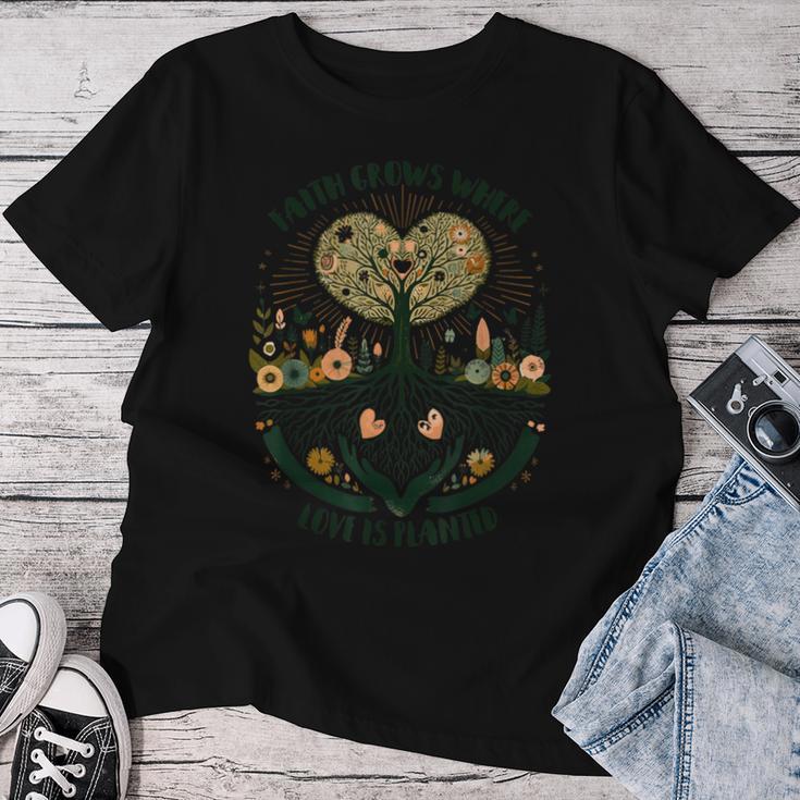 Faith Grows Where Love Is Planted キリスト教の言葉 レディースTシャツ 面白い贈り物