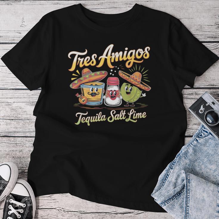 Drinking 3 Tres Amigos Tequila ソルト ライム シンコ・デ・マヨ レディースTシャツ 面白い贈り物