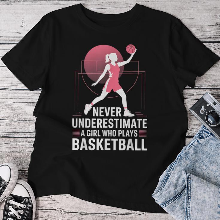 Hoops Never Underestimate A Girl Who Playing Basketball レディースTシャツ 面白い贈り物