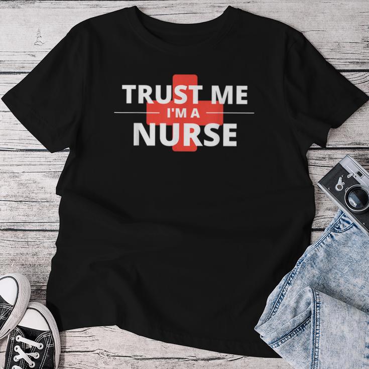 Trust Me Im A Nurseシャツは、すべての看護師、家族、友人に贈ることができます。 レディースTシャツ 面白い贈り物
