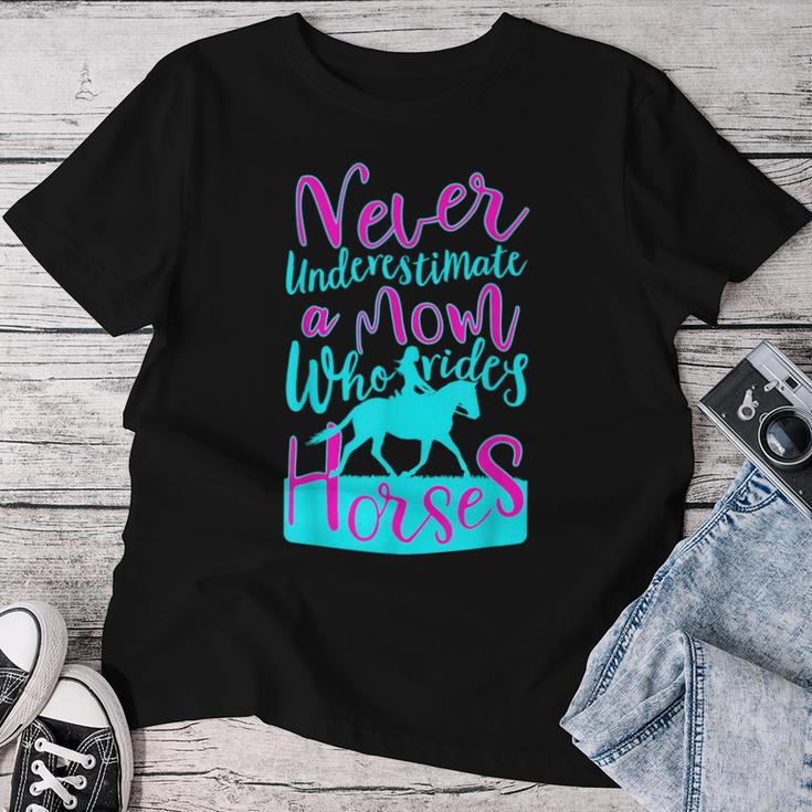 女の子のための馬に乗るお母さんのデザインを決して過小評価しないでください。 レディースTシャツ 面白い贈り物
