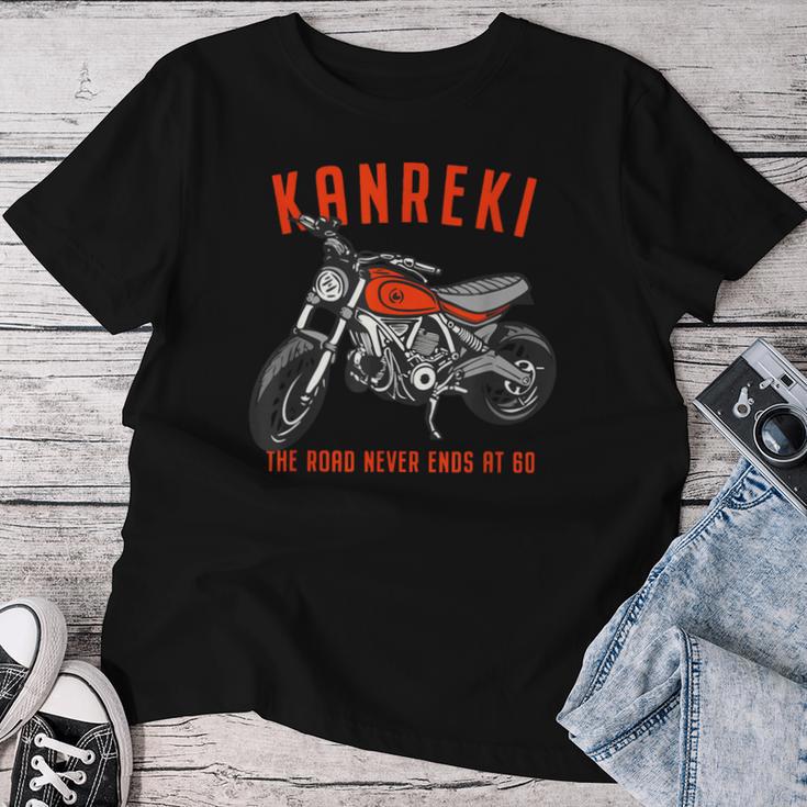 還暦祝い バイク好き 車好き 父 男性 女性 クラシック 60歳 The Road Never Ends At 60 レディースTシャツ 面白い贈り物