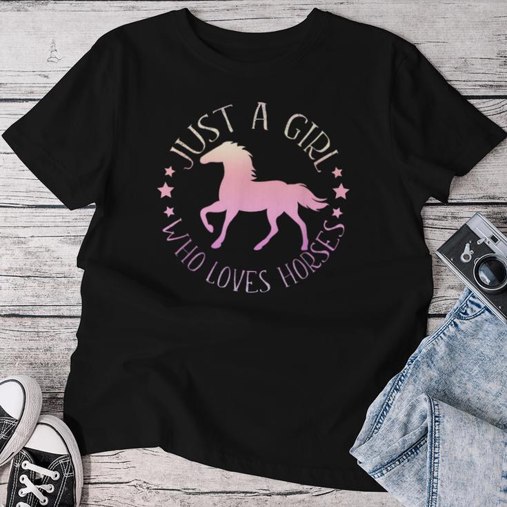 馬を愛するただの女の子乗馬のための面白い引用 レディースTシャツ 面白い贈り物