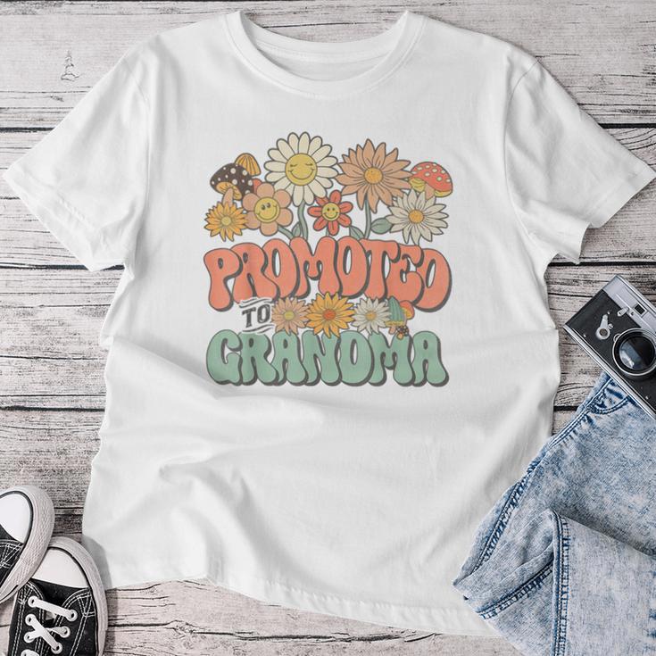 Promoted To Grandma Expecting Baby Daisy Groovy Wildflower レディースTシャツ 面白い贈り物