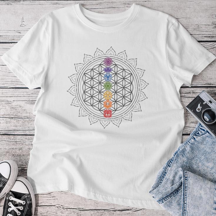 チャクラのシンボルと生命の花、神聖な幾何学曼荼羅。 レディースTシャツ 面白い贈り物