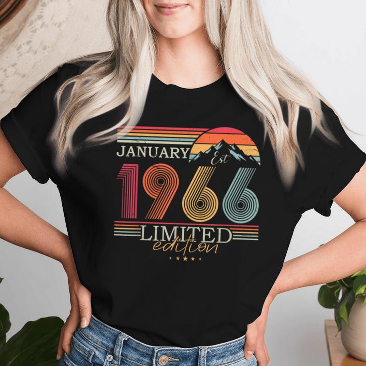 1966年1月生まれ 還暦祝い 60歳 誕生日 ヴィンテージ レトロ 1966 ギフト 男性 女性 レディースTシャツ 彼女への贈り物