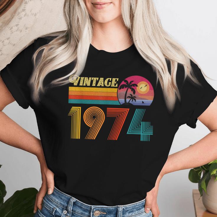 52歳の誕生日プレゼント 52歳 男性 女性 レトロ ヴィンテージ 1974 レディースTシャツ 彼女への贈り物