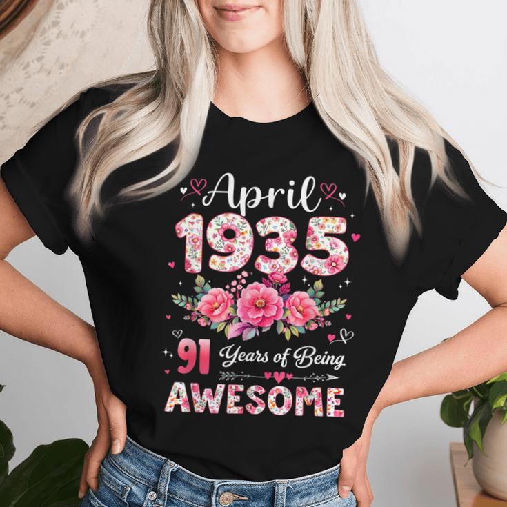 91歳 1935年4月 花柄 91歳 誕生日 男性 女性 レディースTシャツ 彼女への贈り物