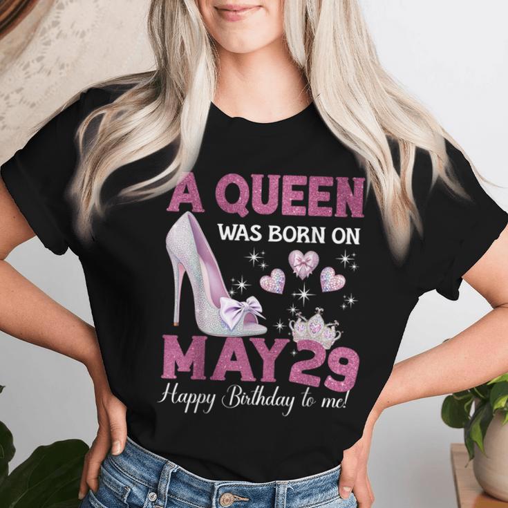 A Queen Was Born On 5月29日 ガーリー 誕生日 クイーン レディースTシャツ 彼女への贈り物