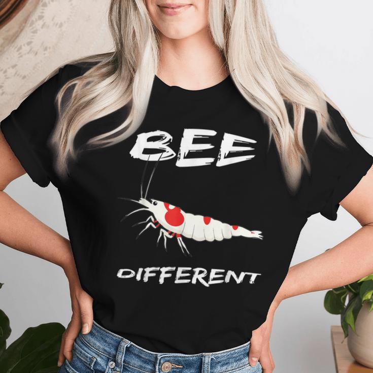 Bee Different Redbee アクアリストへのプレゼント シュリンプ レディースTシャツ 彼女への贈り物