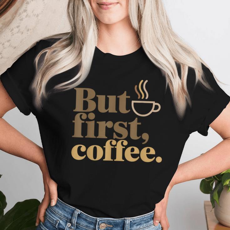 But First Coffeeしかし、最初のコーヒー 面白いコーヒーの引用 モーニングカフェイン愛好家 レディースTシャツ 彼女への贈り物