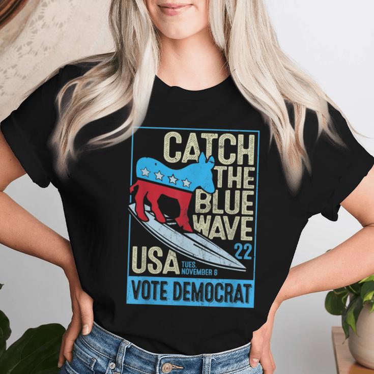 Catch The Blue Waveurfing Democrat Donkey Midterm Election レディースTシャツ 彼女への贈り物
