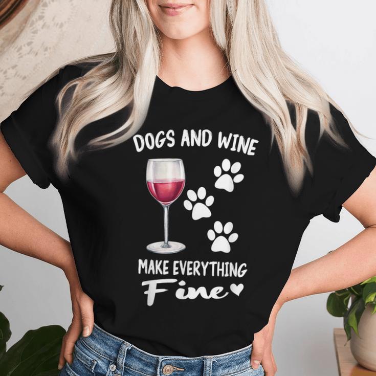 Dog And Wine Make Everything Fine Drinker Wine Puppy レディースTシャツ 彼女への贈り物