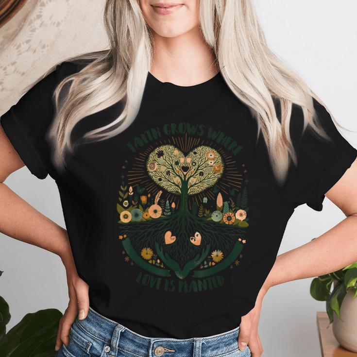 Faith Grows Where Love Is Planted キリスト教の言葉 レディースTシャツ 彼女への贈り物