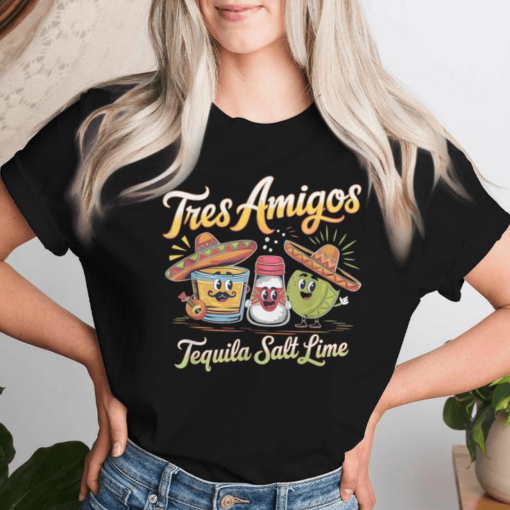 Drinking 3 Tres Amigos Tequila ソルト ライム シンコ・デ・マヨ レディースTシャツ 彼女への贈り物