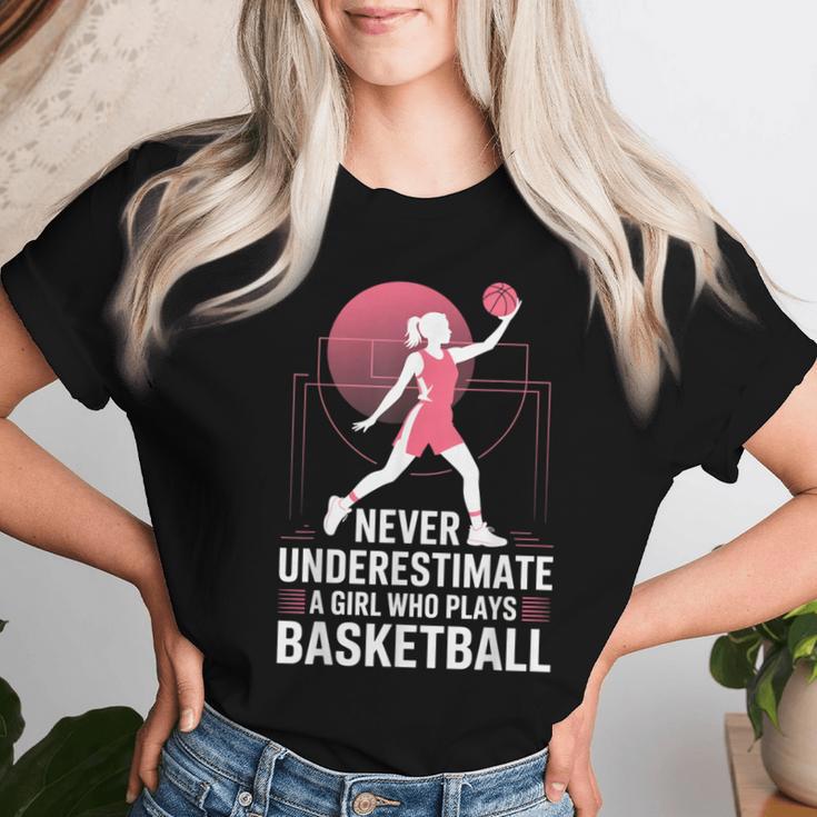 Hoops Never Underestimate A Girl Who Playing Basketball レディースTシャツ 彼女への贈り物
