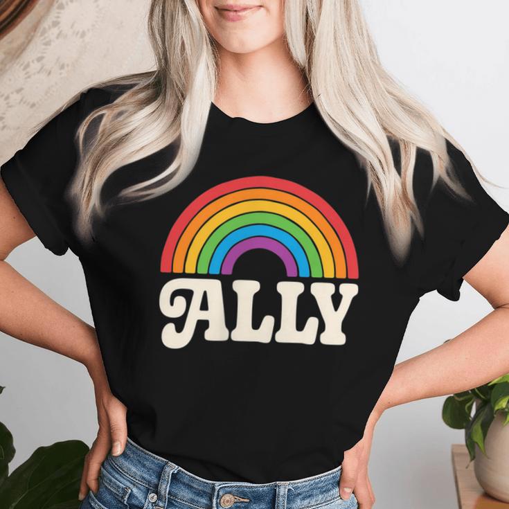 Lgbtq Ally Pocket Retrointage Gay Pride Lgbt Rainbow Flag レディースTシャツ 彼女への贈り物