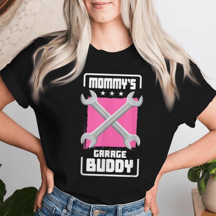 Mommy Garage Buddy 車愛好家 メカニック 自動車修理 レディースTシャツ 彼女への贈り物