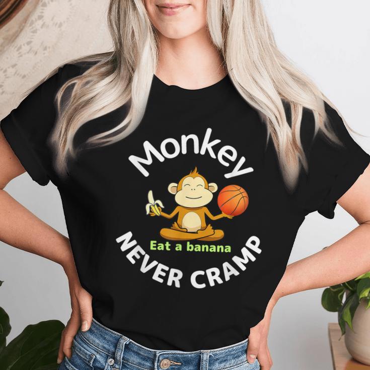 Monkey Never Cramp Eat A Banana Basketball レディースTシャツ 彼女への贈り物