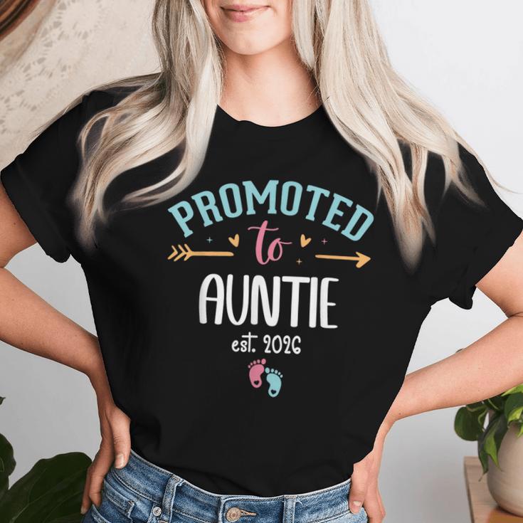 Promoted To Auntie 2026 First Time Aunt Est 2026 Aunty To Be レディースTシャツ 彼女への贈り物