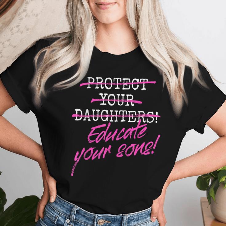 Protect Your Daughters 娘を守るために 息子を教育するために フェミニズムを理解するために レディースTシャツ 彼女への贈り物
