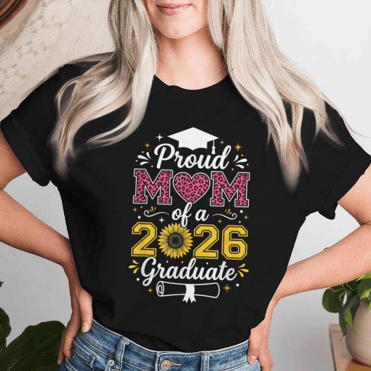 Proud Mom Of A 2026 卒業 シニア ひまわり ヒョウ ハート レディースTシャツ 彼女への贈り物