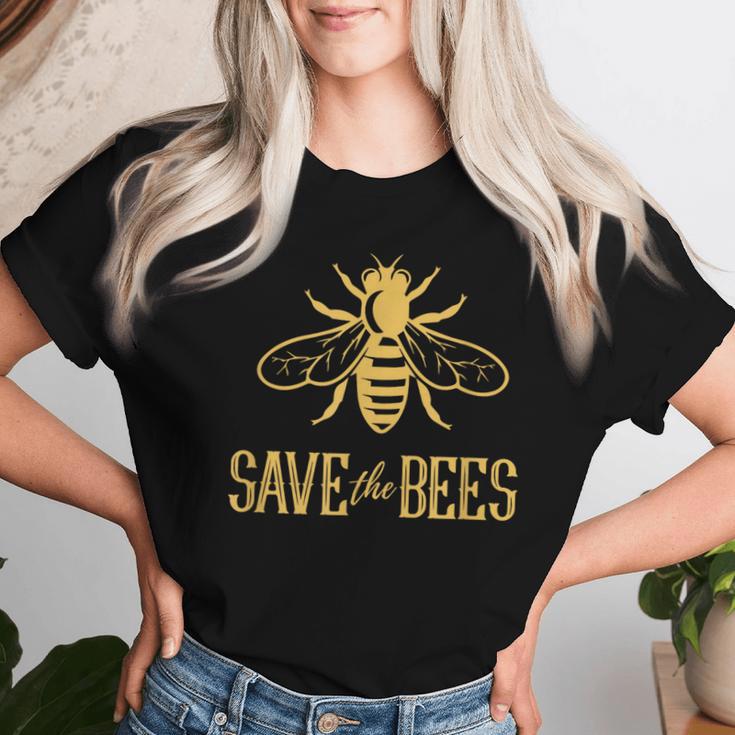Save The Bees 花、じんましん、アースデイ、環境、平和 レディースTシャツ 彼女への贈り物