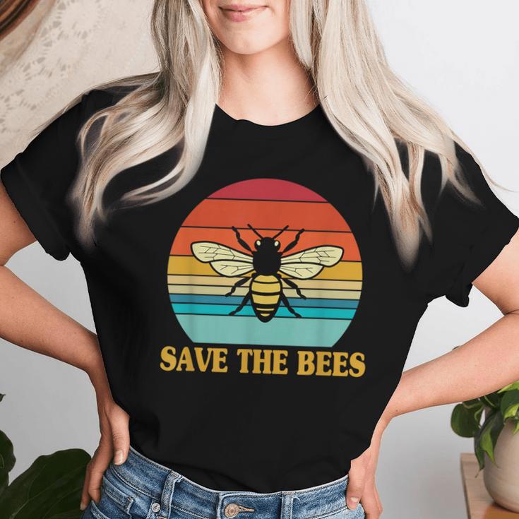 Save The Bees レトロスタイル 気候変動ave The Queen レディースTシャツ 彼女への贈り物