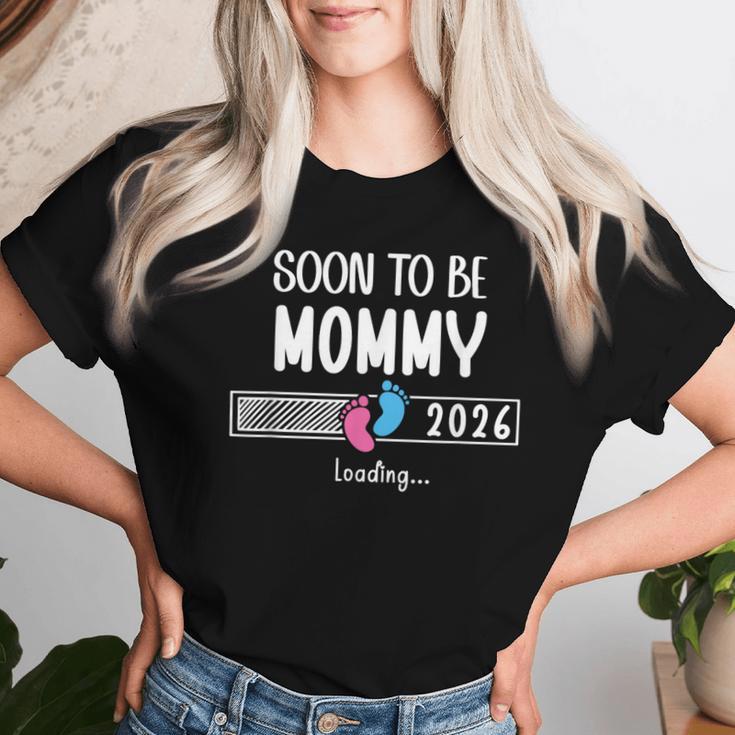Soon To Be Mom 2026 Loading Promoted To Mommy First Time Mom レディースTシャツ 彼女への贈り物