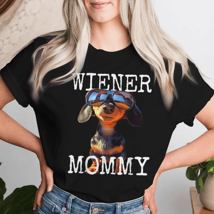 Wiener Mommyウィンナー・マミー ダックスフンド・ママ ダックスフンド・ママ 母の日 ダックスフンド レディースTシャツ 彼女への贈り物