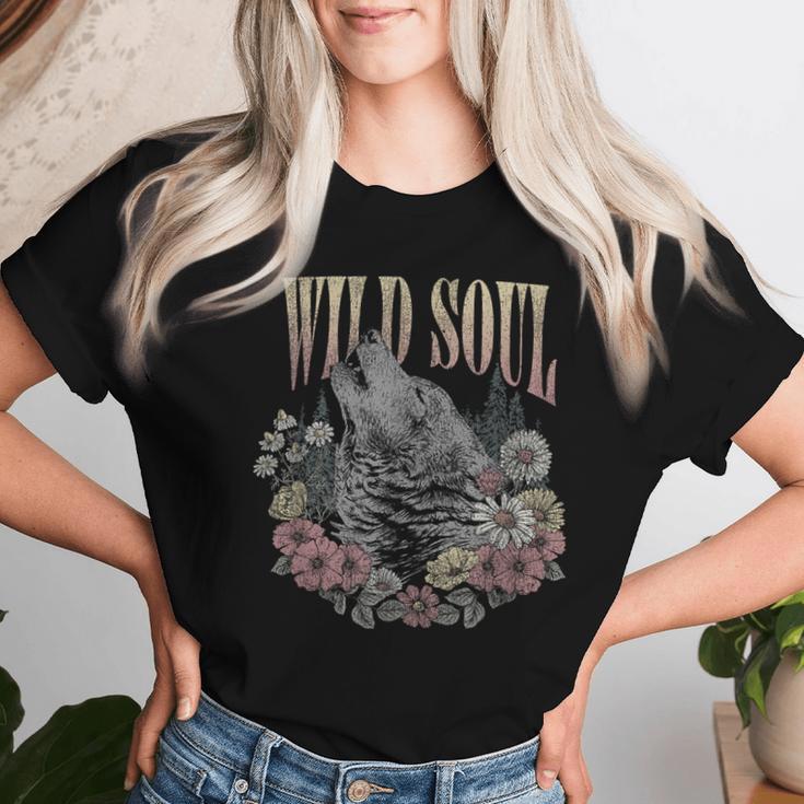 Wildoul Howling Wolf Among Flowers And Forest レディースTシャツ 彼女への贈り物
